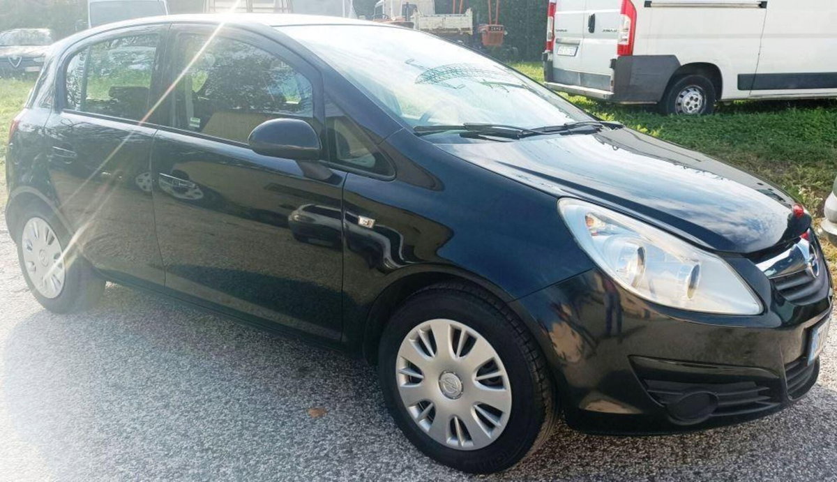 Opel Corsa 1.2 5 porte n-Joy (2)