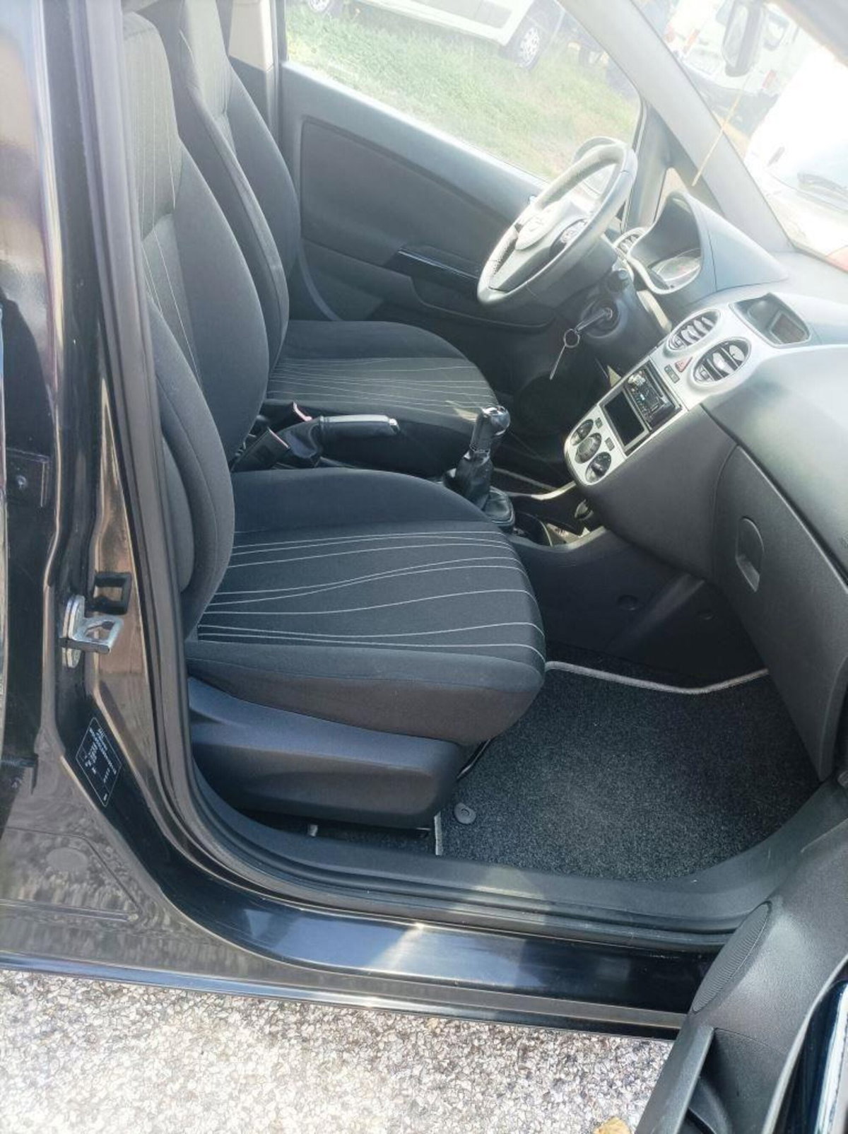 Opel Corsa 1.2 5 porte n-Joy (7)
