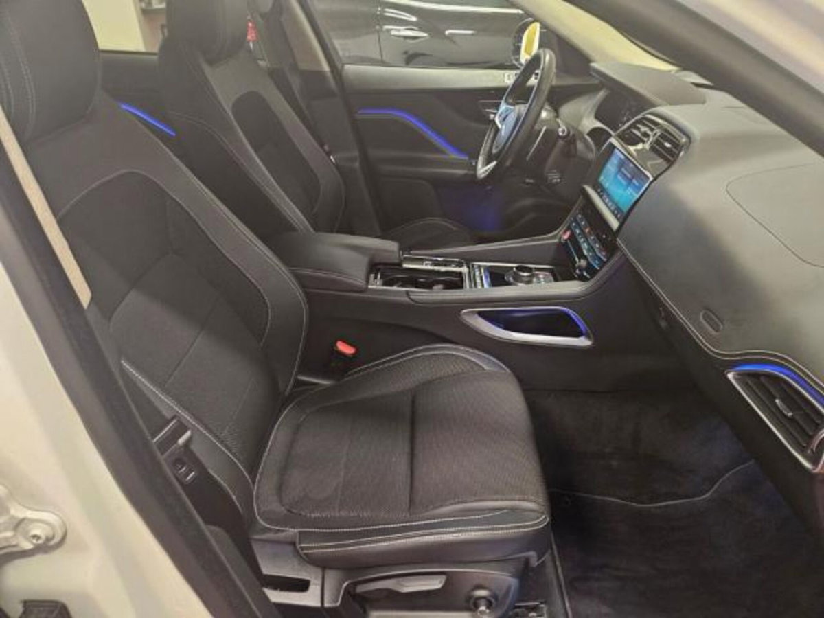 Jaguar F-Pace 2.0 D 180 CV AWD Portfolio (12)
