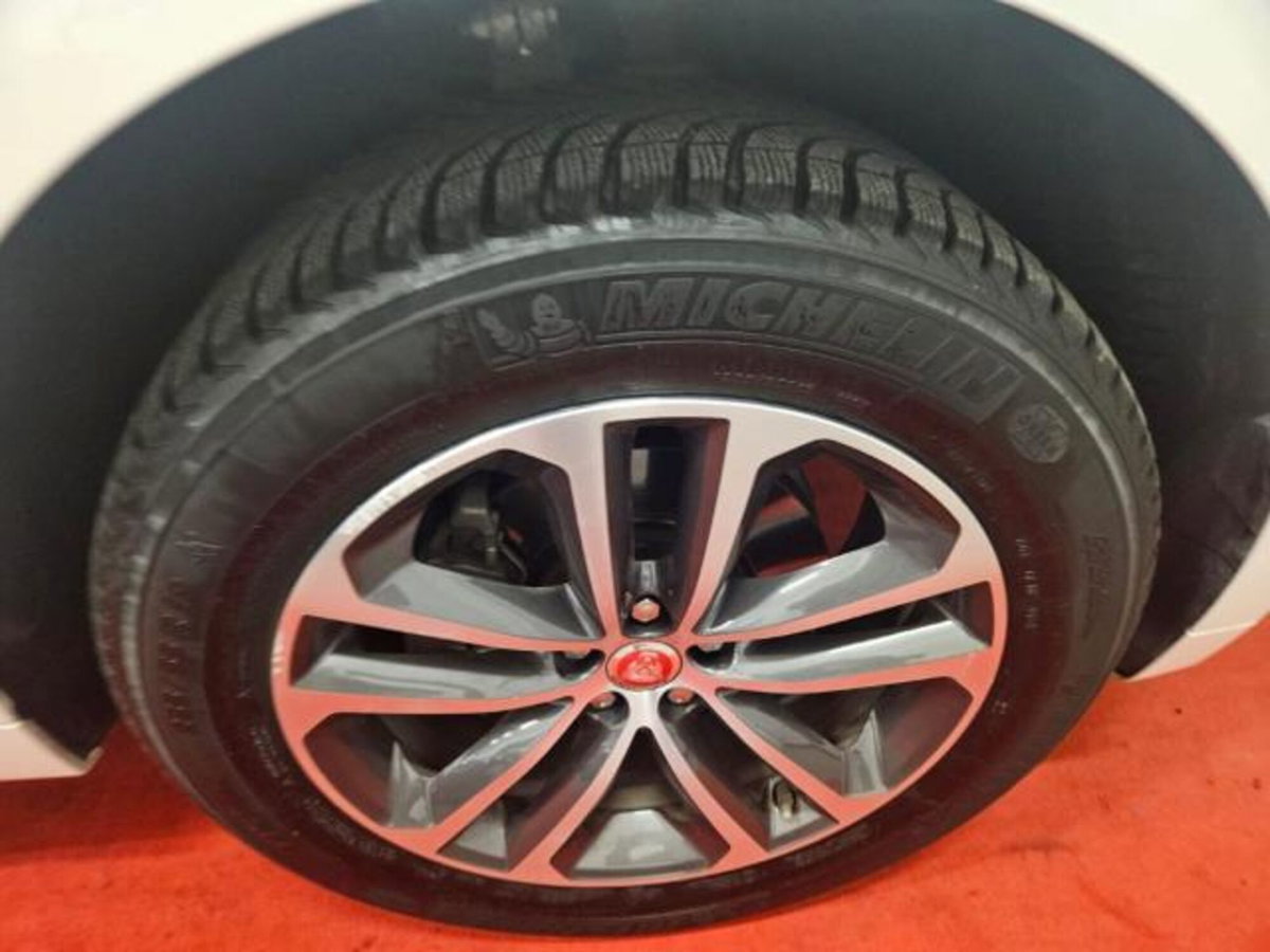Jaguar F-Pace 2.0 D 180 CV AWD Portfolio (16)