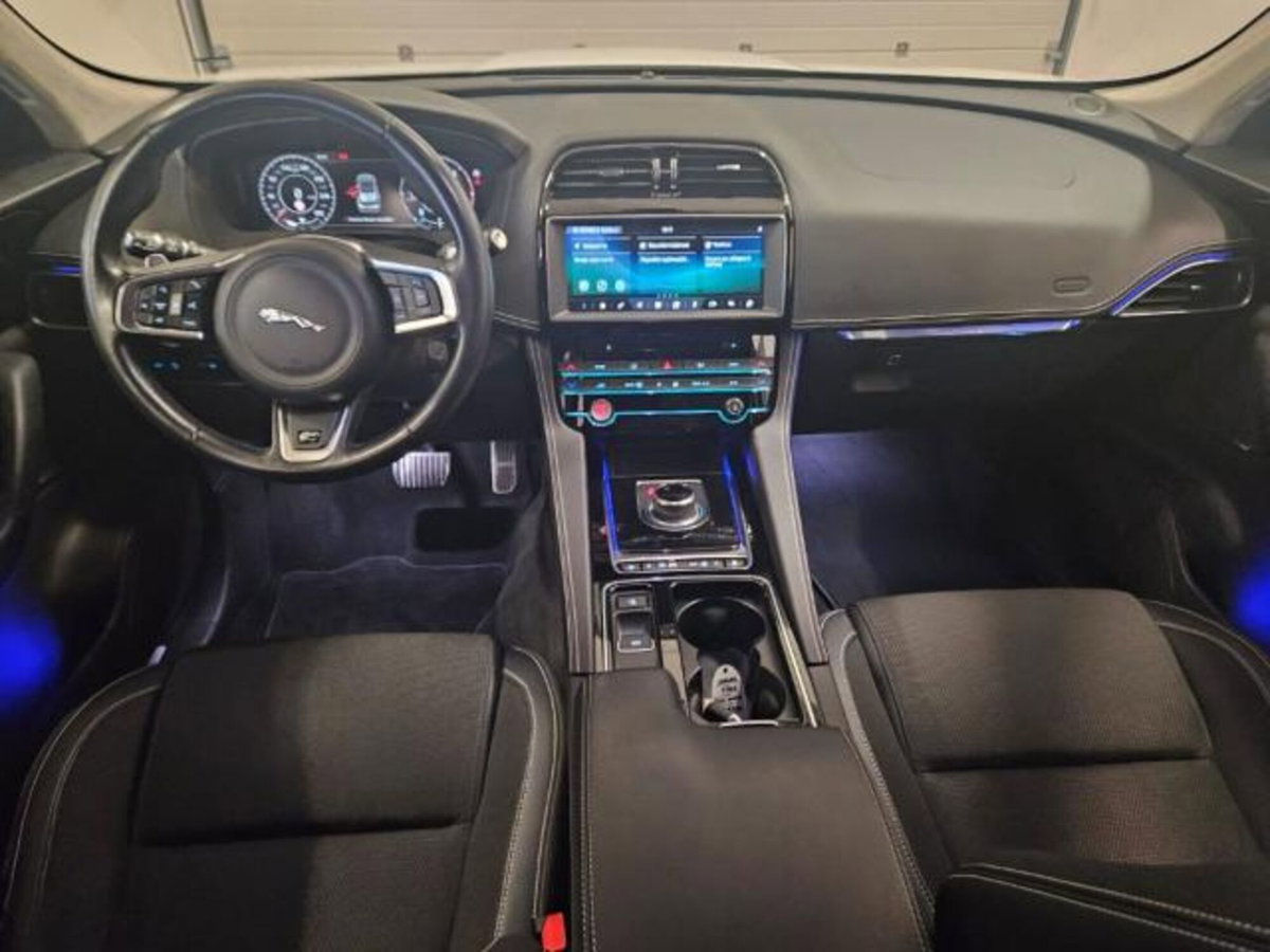 Jaguar F-Pace 2.0 D 180 CV AWD Portfolio (7)