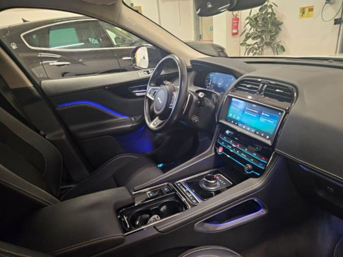 Jaguar F-Pace 2.0 D 180 CV AWD Portfolio (8)