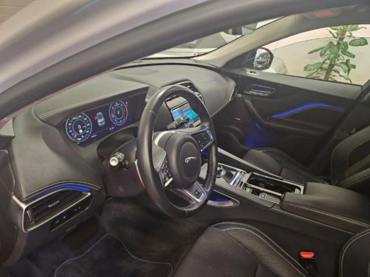 Jaguar F-Pace 2.0 D 180 CV AWD Portfolio (9)