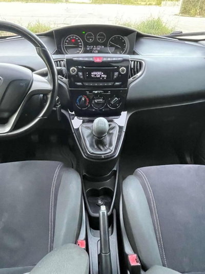Lancia Ypsilon 1.2 69 CV 5 porte Silver (13)