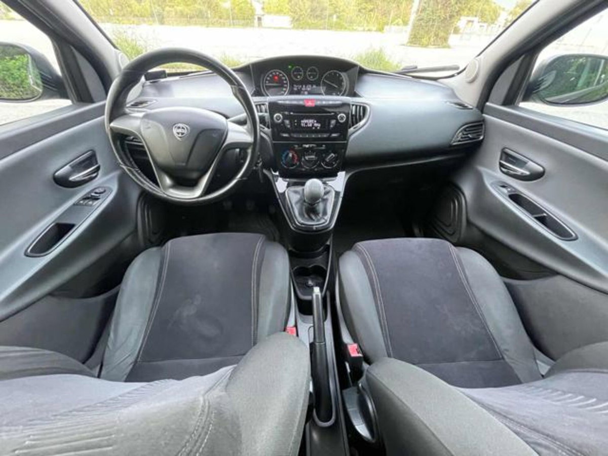 Lancia Ypsilon 1.2 69 CV 5 porte Silver (14)
