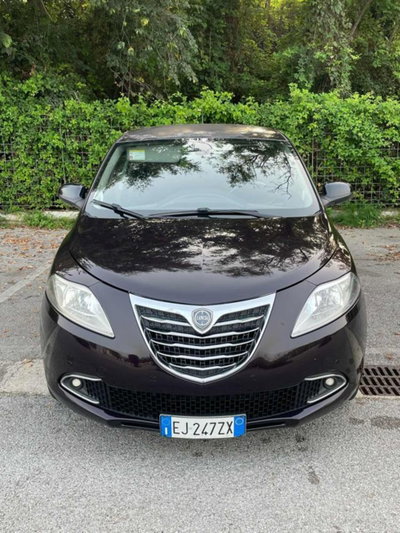 Lancia Ypsilon 1.2 69 CV 5 porte Silver (2)
