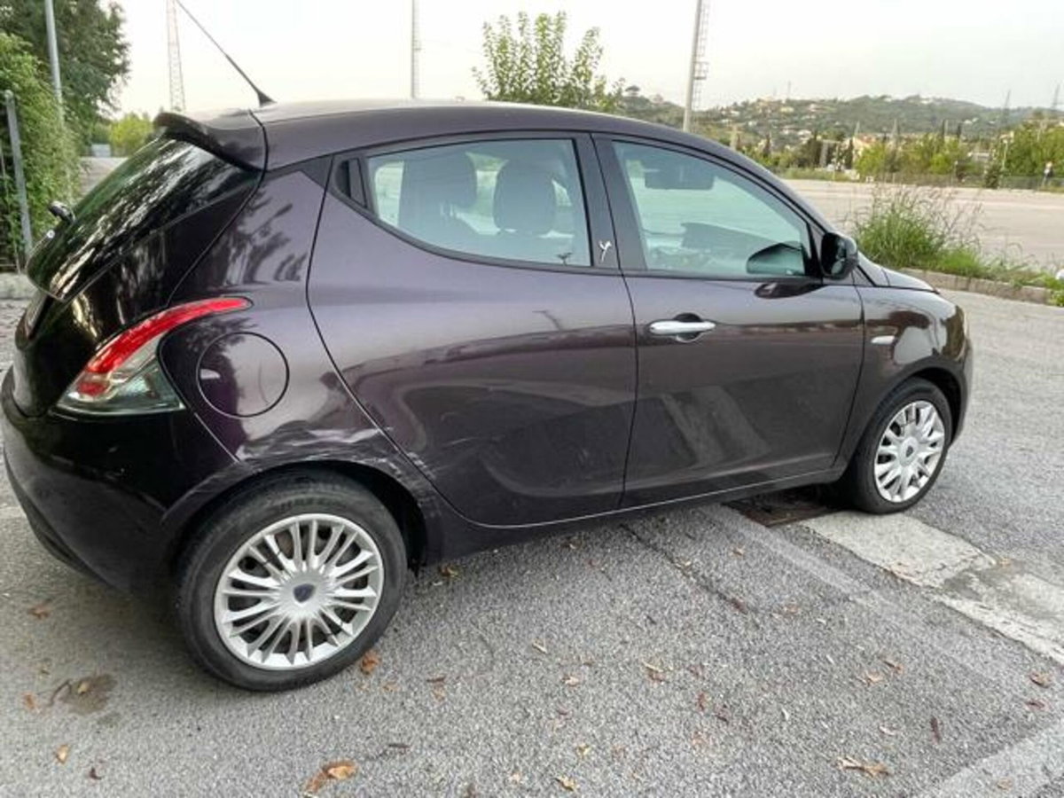 Lancia Ypsilon 1.2 69 CV 5 porte Silver (7)