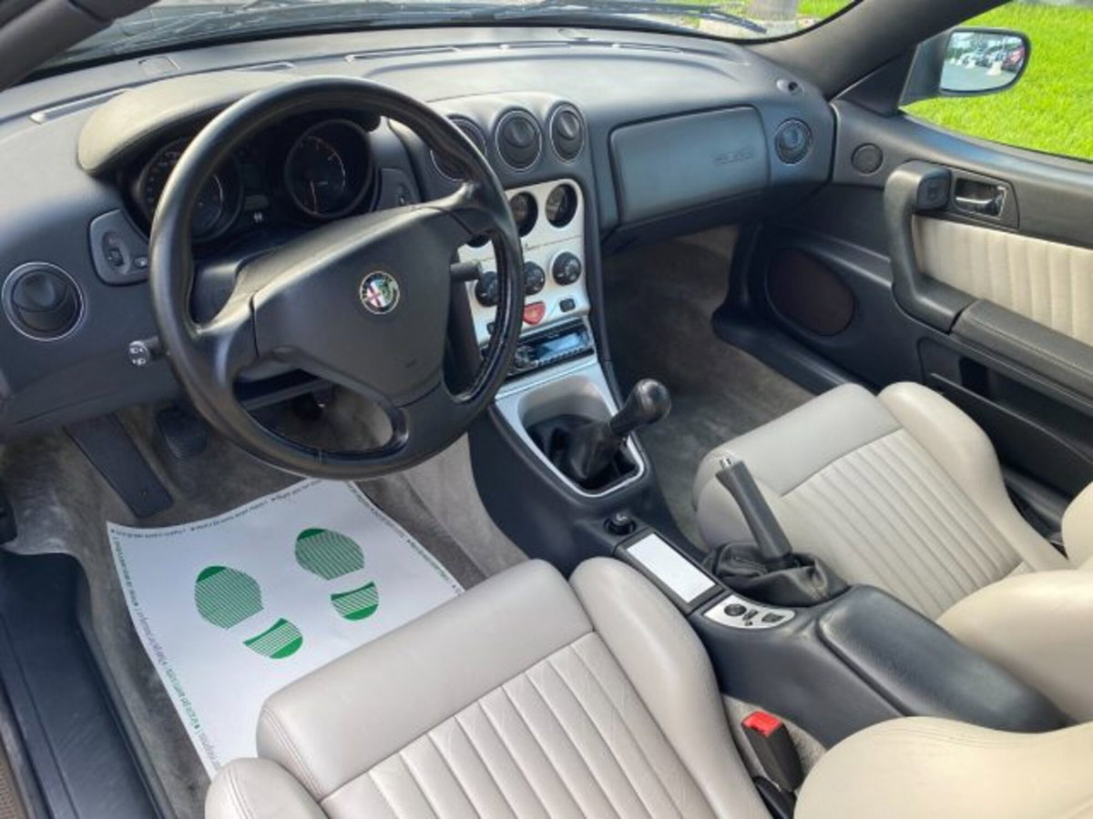Alfa Romeo Spider 2.0i 16V Twin Spark cat L (5)