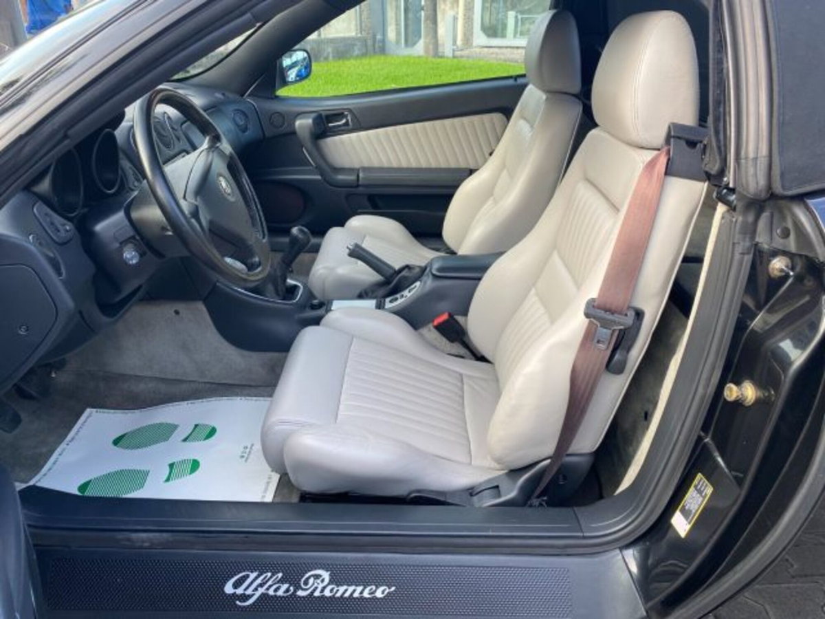 Alfa Romeo Spider 2.0i 16V Twin Spark cat L (6)