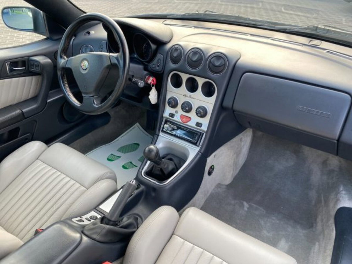 Alfa Romeo Spider 2.0i 16V Twin Spark cat L (9)