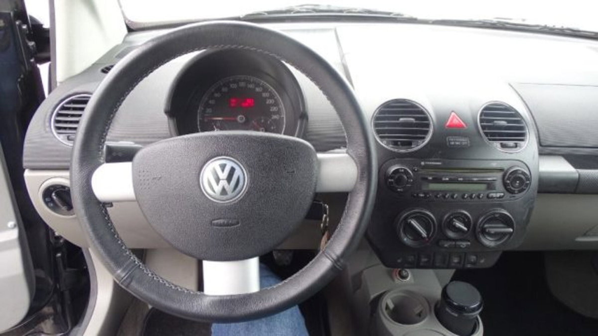 Volkswagen New Beetle Cabrio TDI 105CV (10)