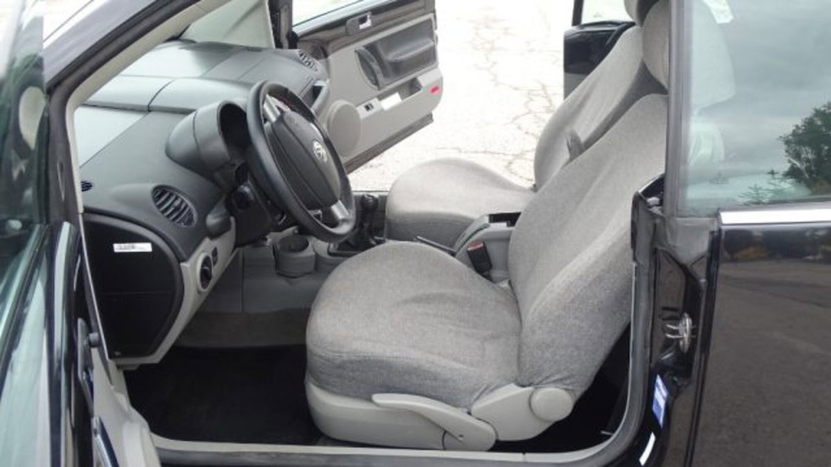 Volkswagen New Beetle Cabrio TDI 105CV (13)