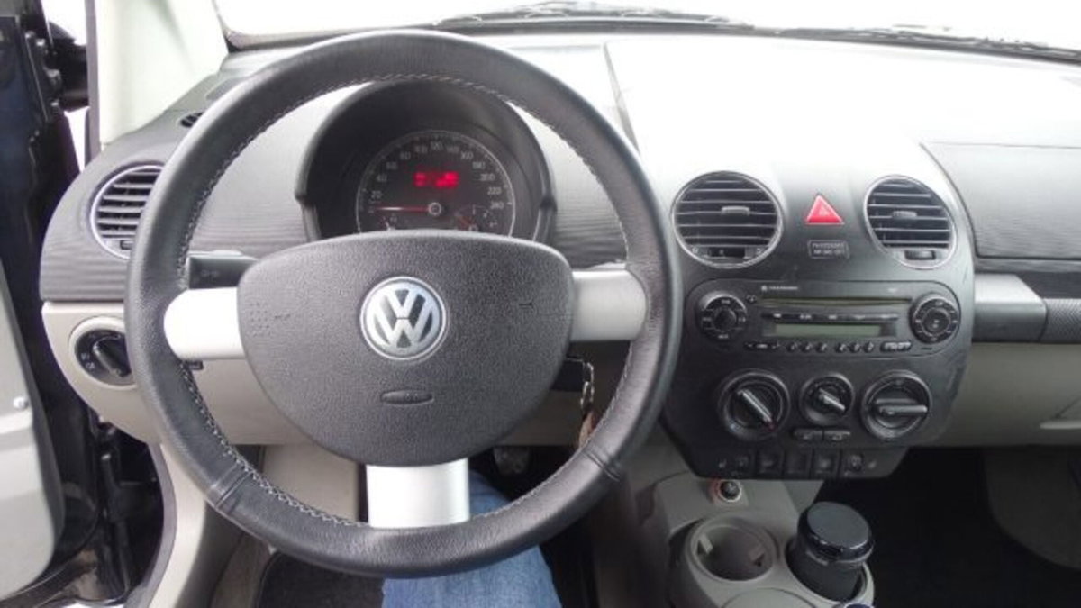 Volkswagen New Beetle Cabrio TDI 105CV (15)