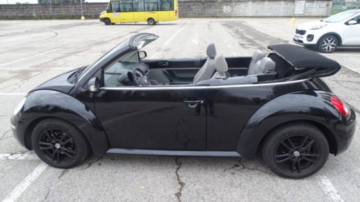 Volkswagen New Beetle Cabrio TDI 105CV (17)