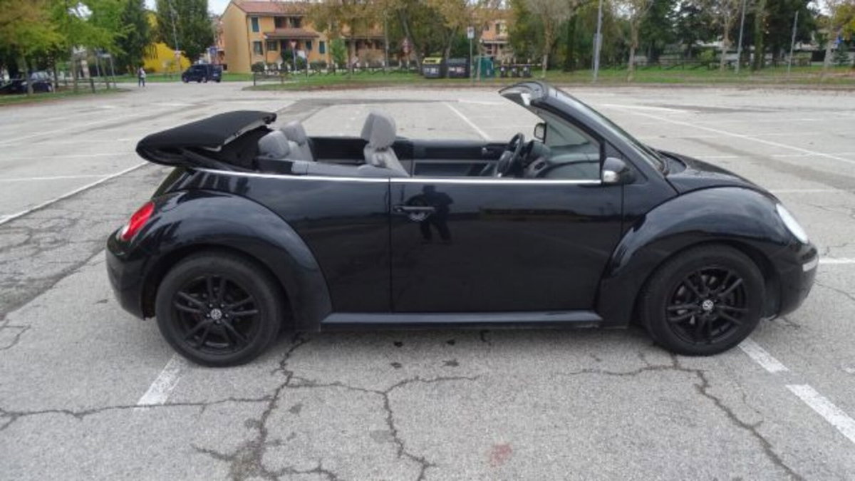 Volkswagen New Beetle Cabrio TDI 105CV (18)