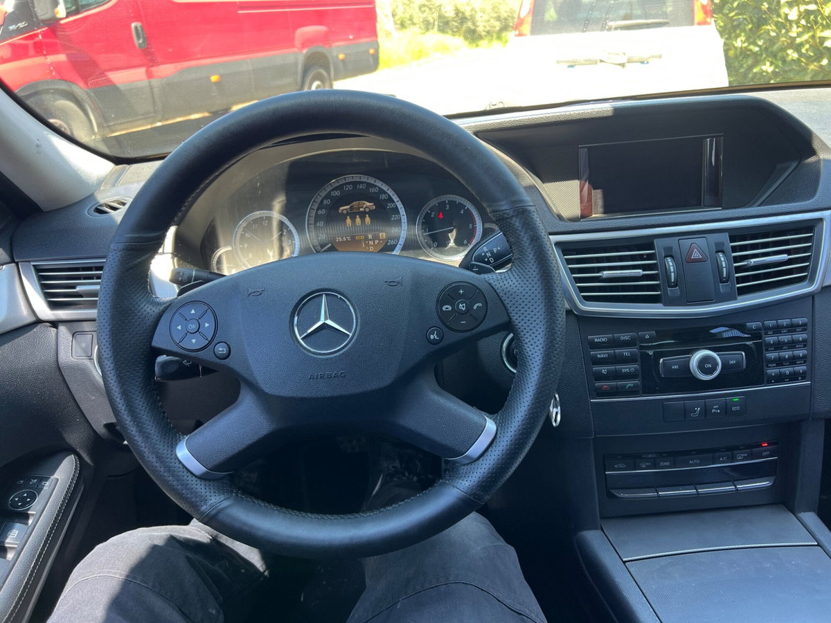 Mercedes-Benz Classe E 220 CDI BlueEFFICIENCY Avantgarde AMG (12)