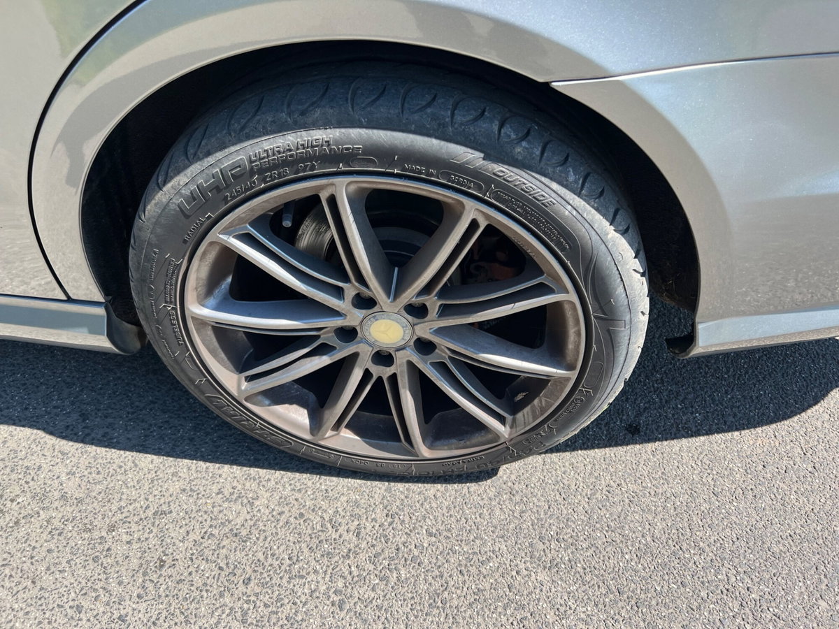 Mercedes-Benz Classe E 220 CDI BlueEFFICIENCY Avantgarde AMG (8)