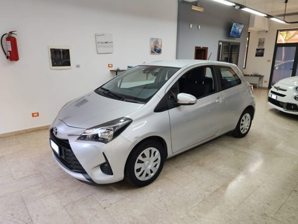 Toyota Yaris 1.0 72 CV 3 porte Cool (3)