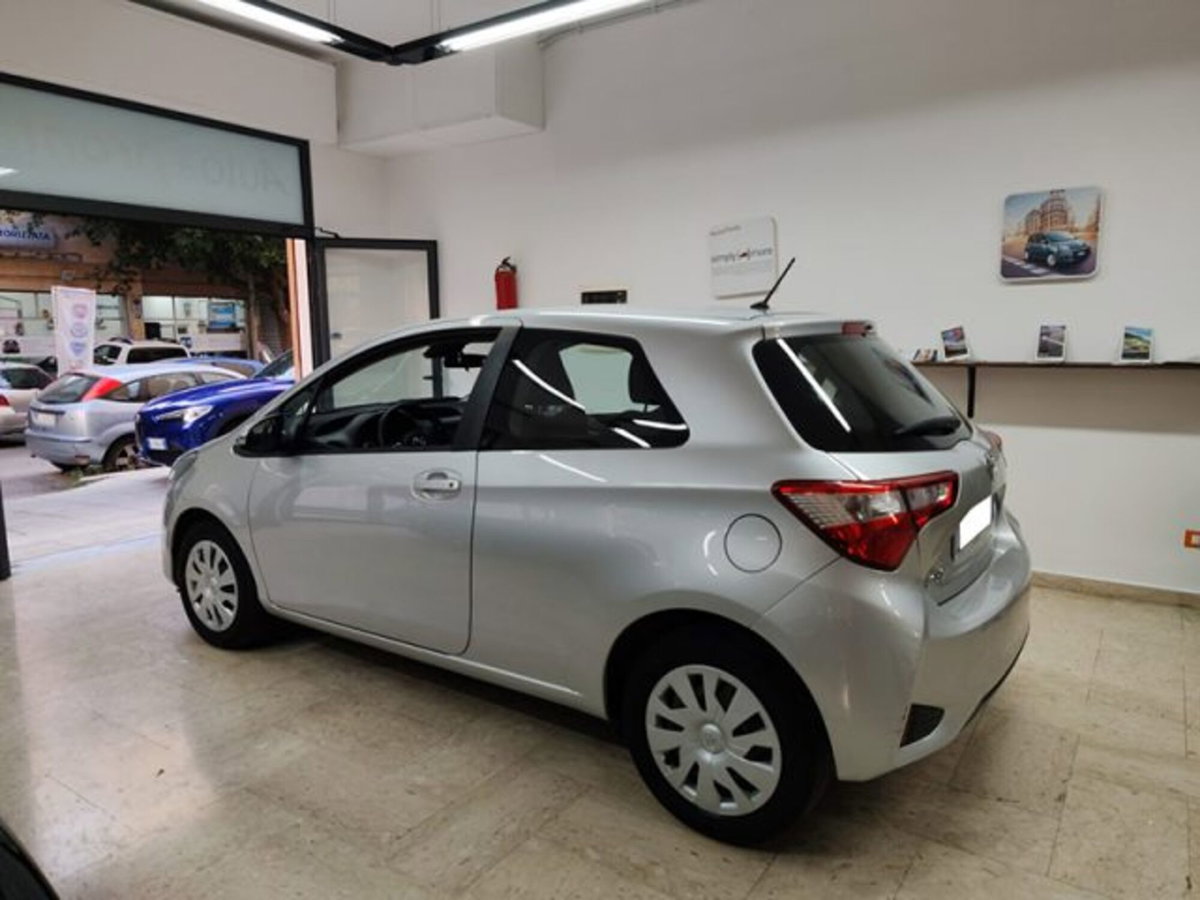 Toyota Yaris 1.0 72 CV 3 porte Cool (5)