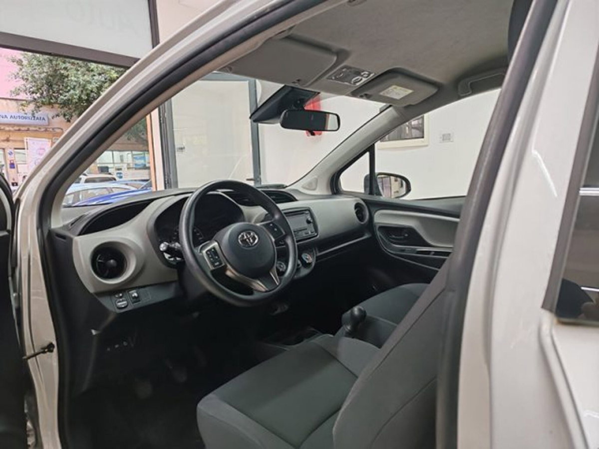 Toyota Yaris 1.0 72 CV 3 porte Cool (8)