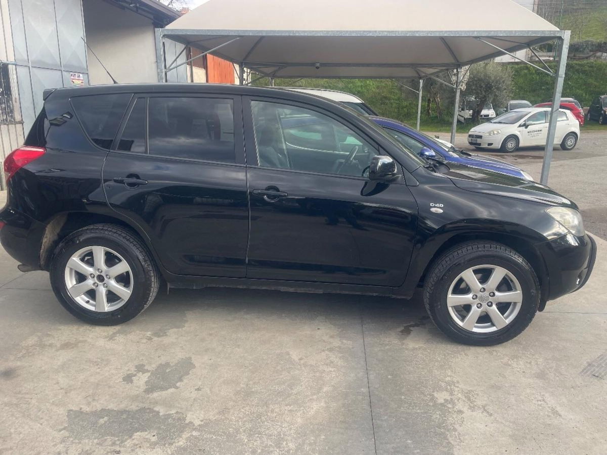 Toyota Rav4 D-4D 136 CV Luxury (8)