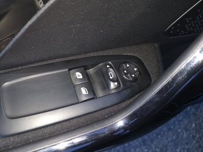 Peugeot 208 75 5 porte Black Line 2 (10)
