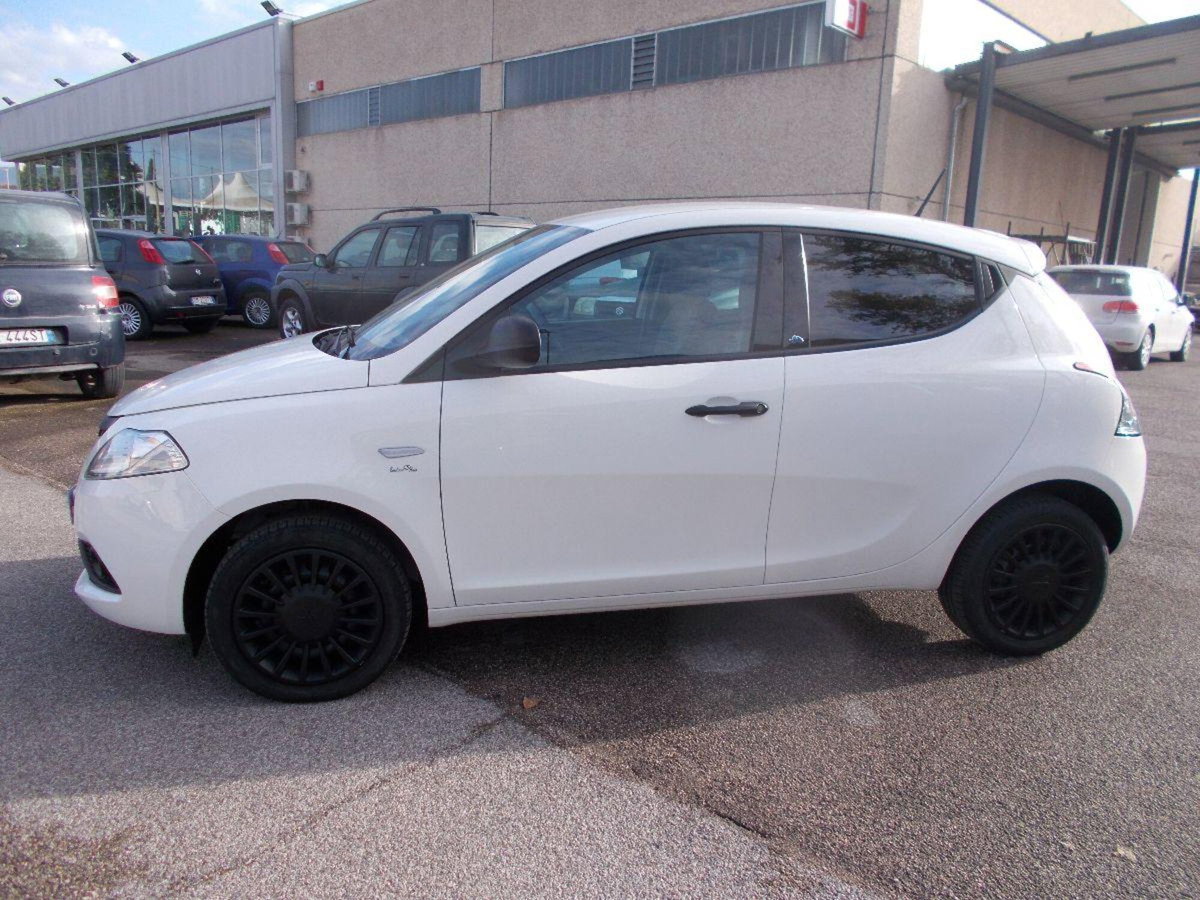 Lancia Ypsilon 1.2 69 CV 5 porte GPL Ecochic Silver (2)