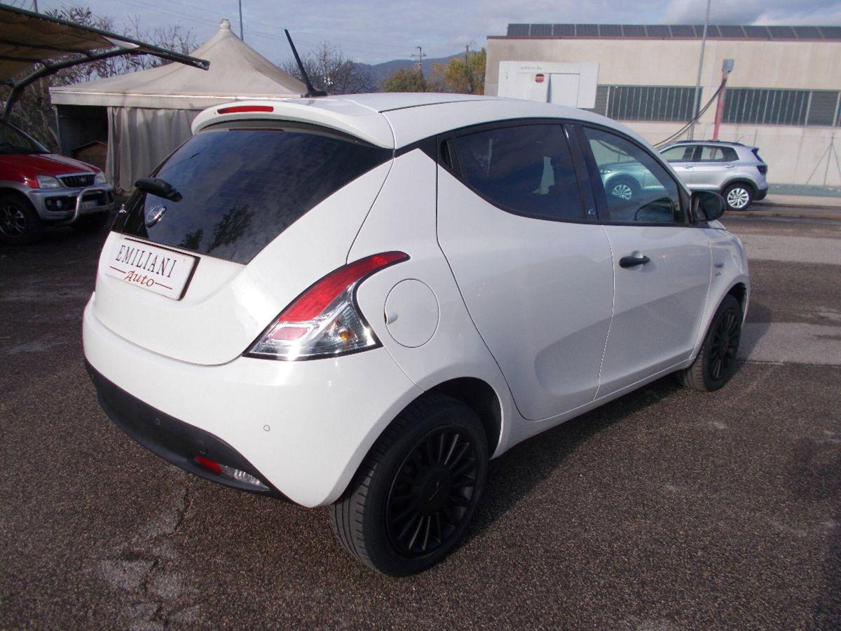 Lancia Ypsilon 1.2 69 CV 5 porte GPL Ecochic Silver (4)