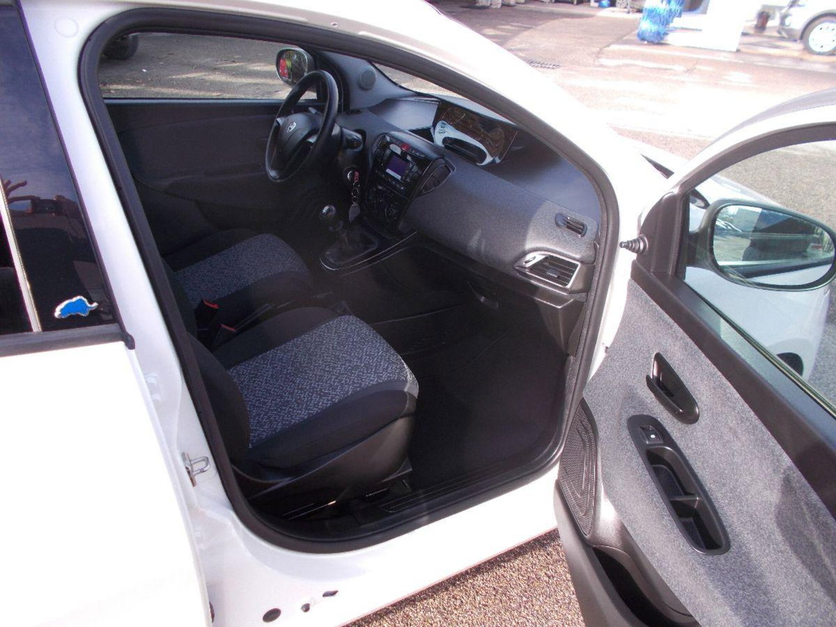 Lancia Ypsilon 1.2 69 CV 5 porte GPL Ecochic Silver (7)