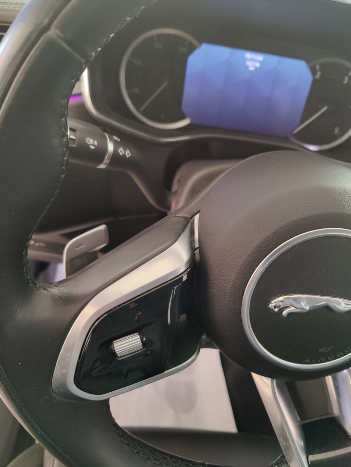 Jaguar F-Pace 2.0 D 163 CV AWD aut. R-Dynamic SE (8)