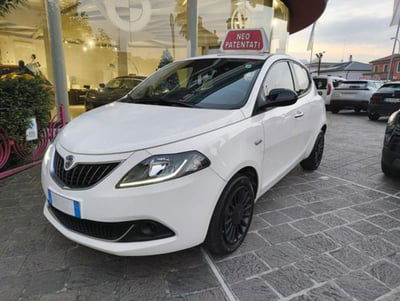 Lancia Ypsilon 1.0 FireFly 5 porte S&S Hybrid Ecochic Silver usata