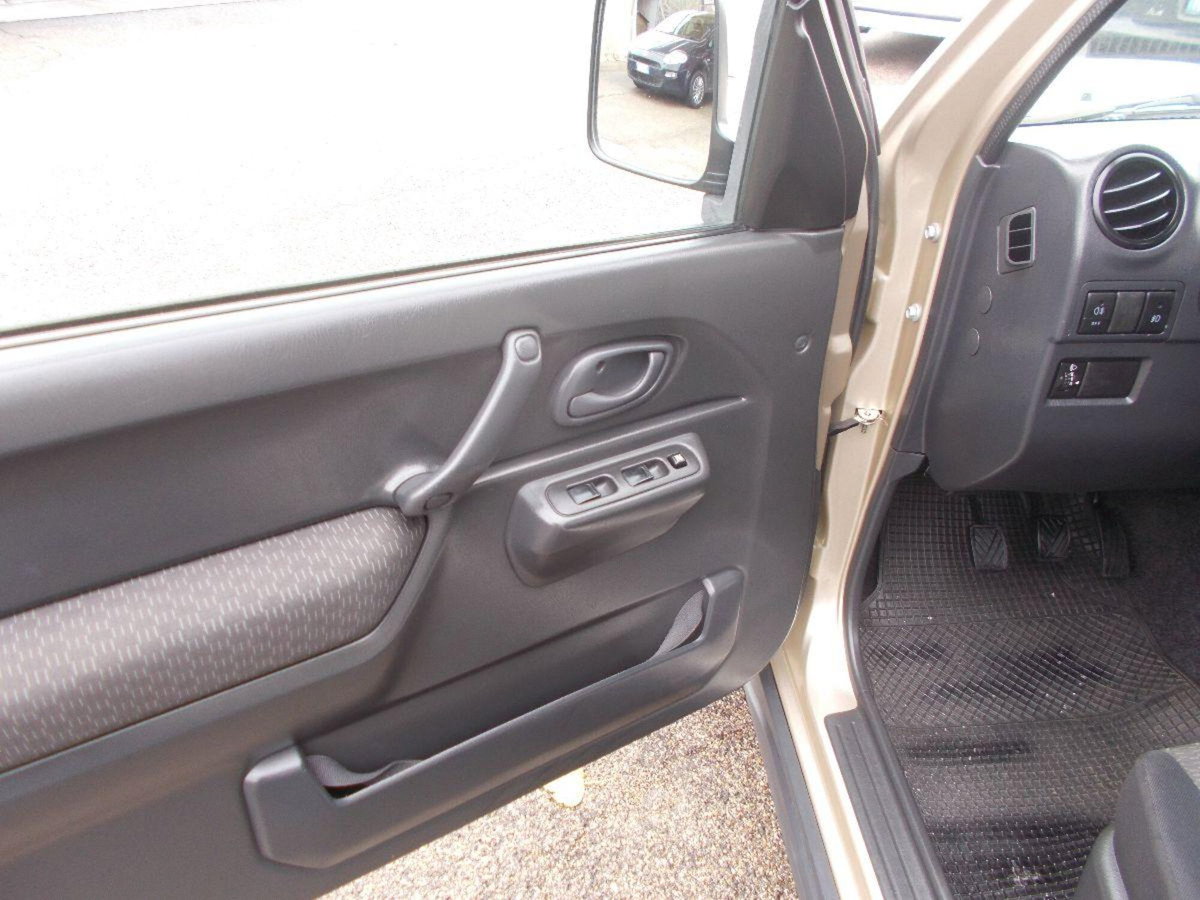 Suzuki Jimny 1.5 DDiS cat 4WD JLX Più (8)