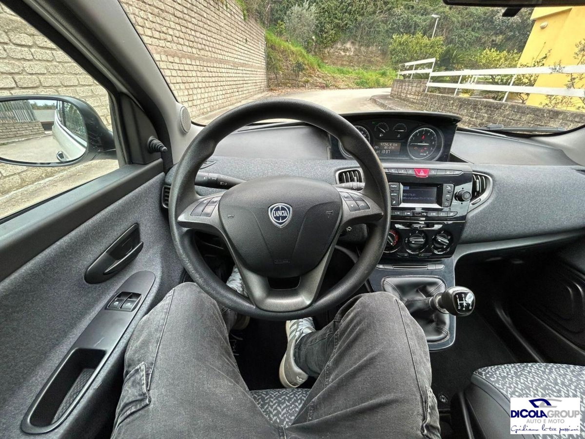 Lancia Ypsilon 1.2 69 CV 5 porte Platinum (12)