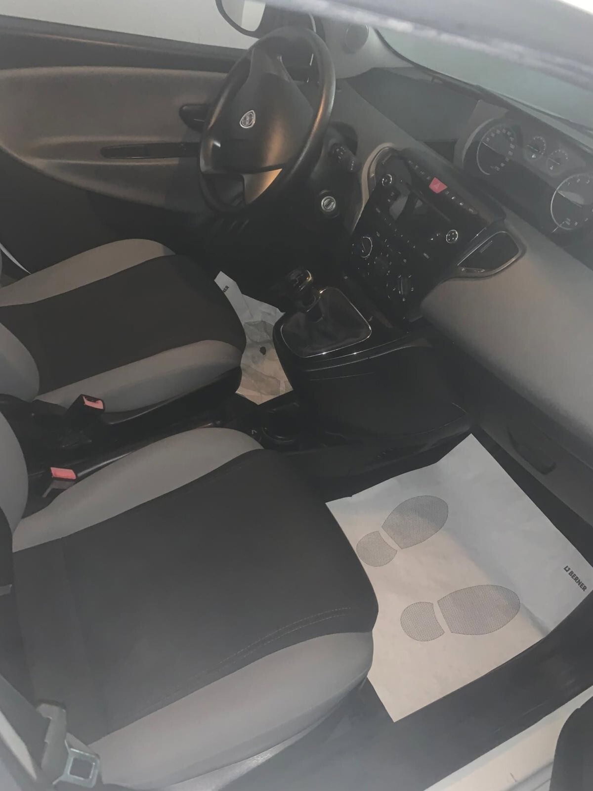 Lancia Ypsilon 0.9 TwinAir 85 CV 5 porte Metano Ecochic Gold (3)