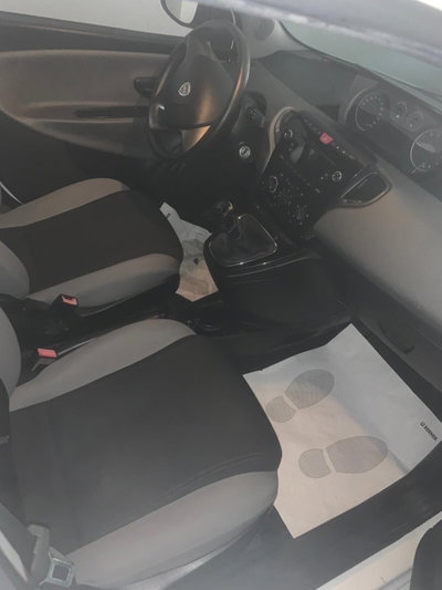 Lancia Ypsilon 0.9 TwinAir 85 CV 5 porte Metano Ecochic Gold (3)