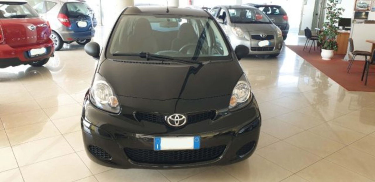 Toyota Aygo 1.0 12V VVT-i 5 porte Now Connect (2)