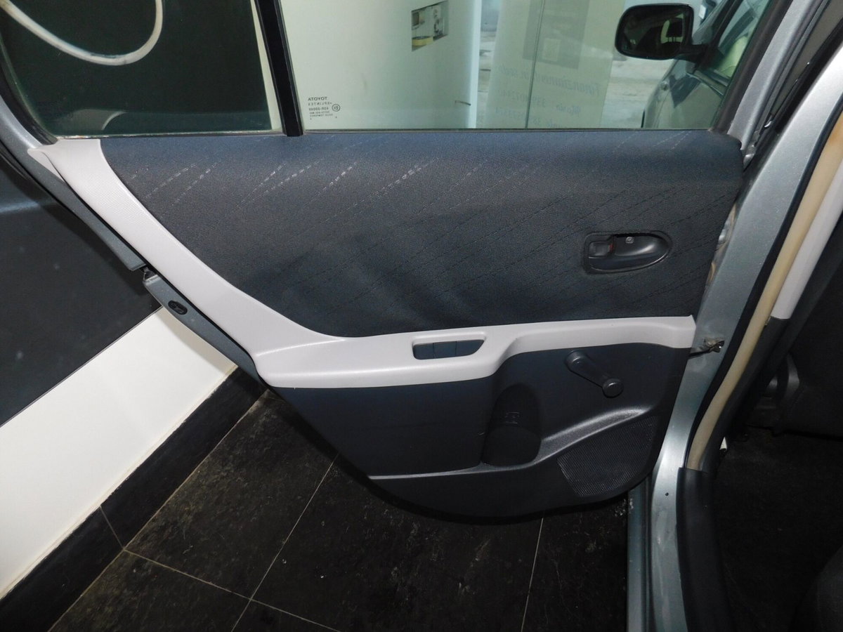 Toyota Yaris 1.0 5 porte Sol (11)