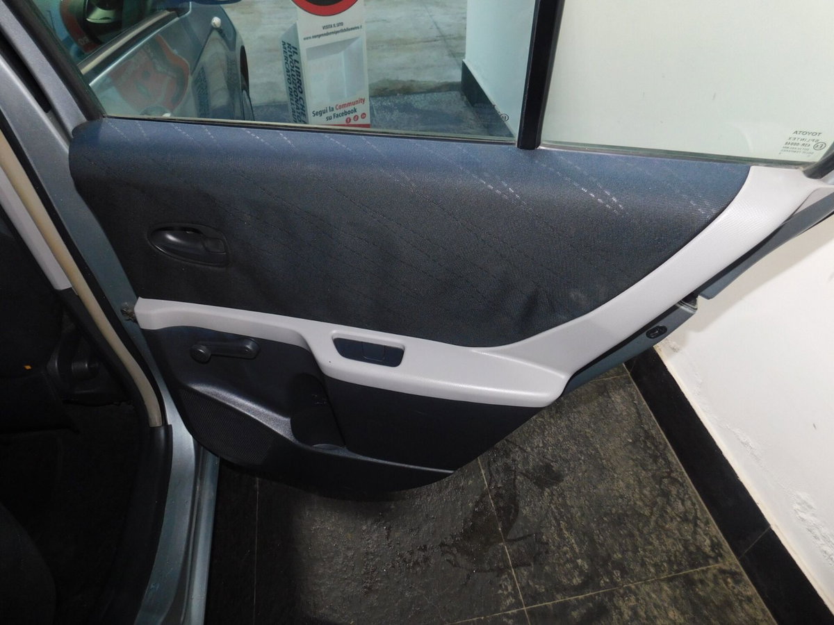 Toyota Yaris 1.0 5 porte Sol (15)