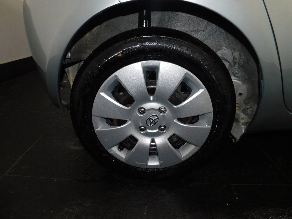 Toyota Yaris 1.0 5 porte Sol (17)