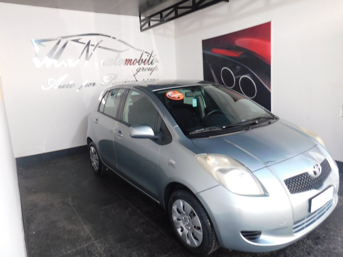 Toyota Yaris 1.0 5 porte Sol (2)