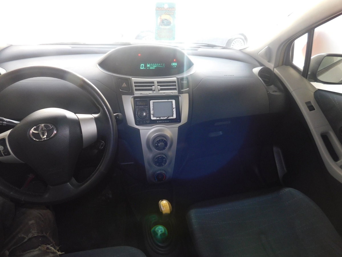 Toyota Yaris 1.0 5 porte Sol (4)