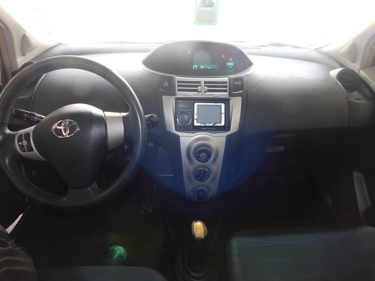 Toyota Yaris 1.0 5 porte Sol (5)