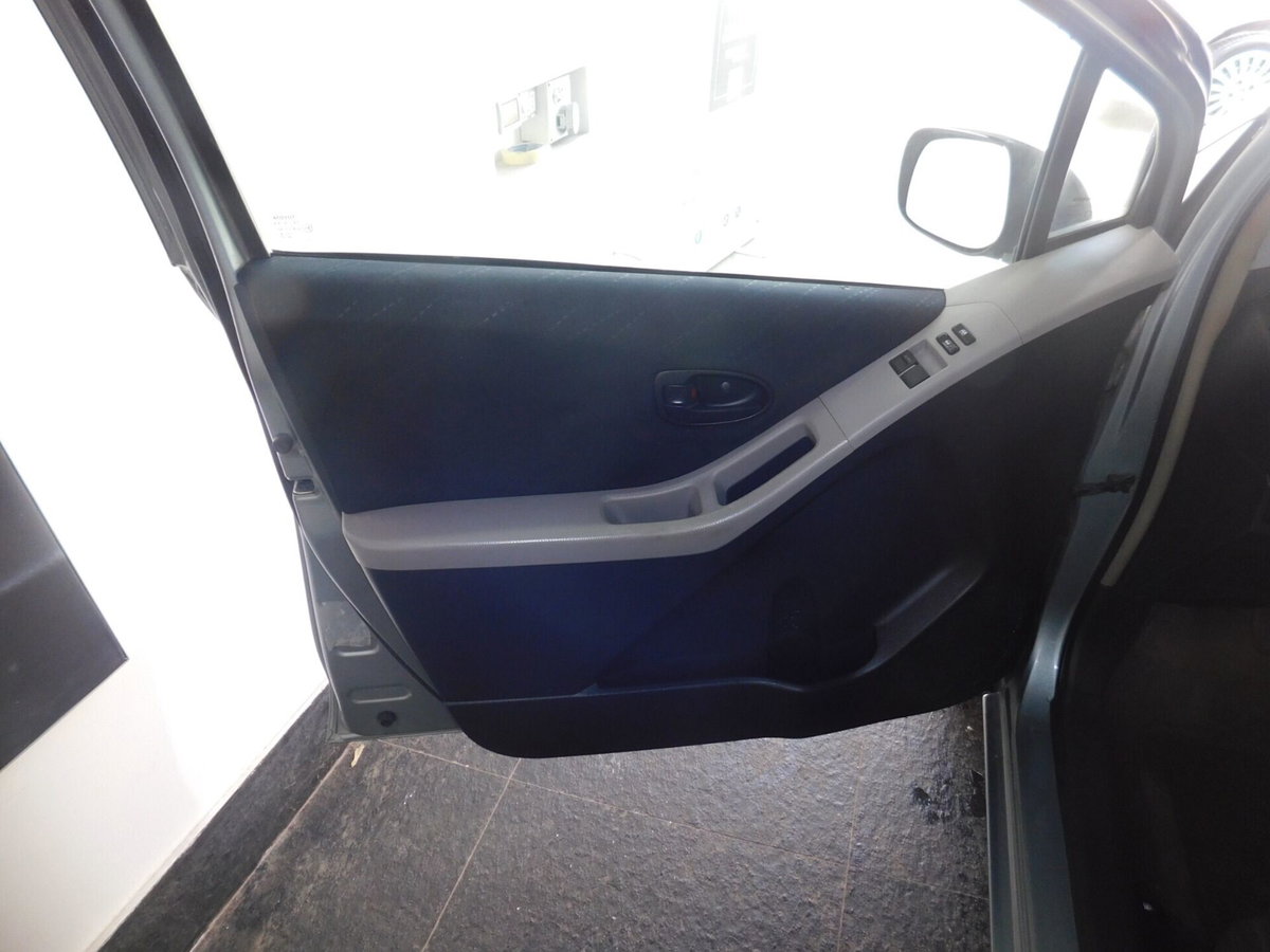 Toyota Yaris 1.0 5 porte Sol (8)