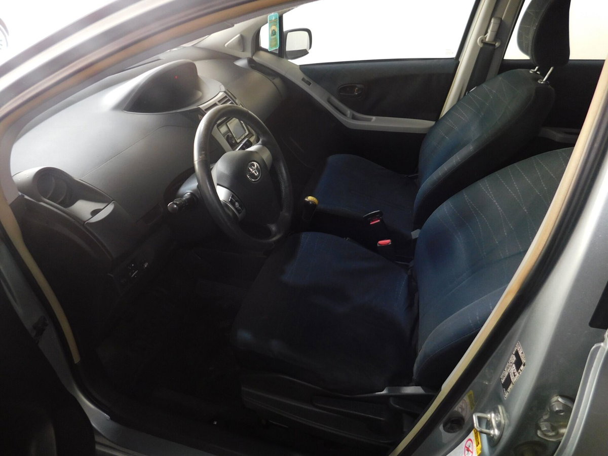 Toyota Yaris 1.0 5 porte Sol (9)