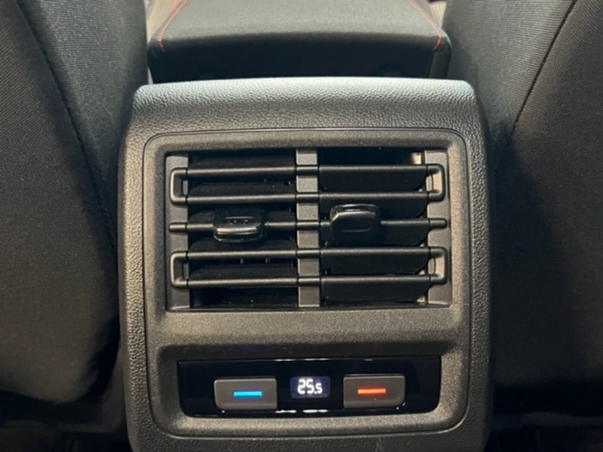 Volkswagen Golf 2.0 TSI GTI DSG (8)