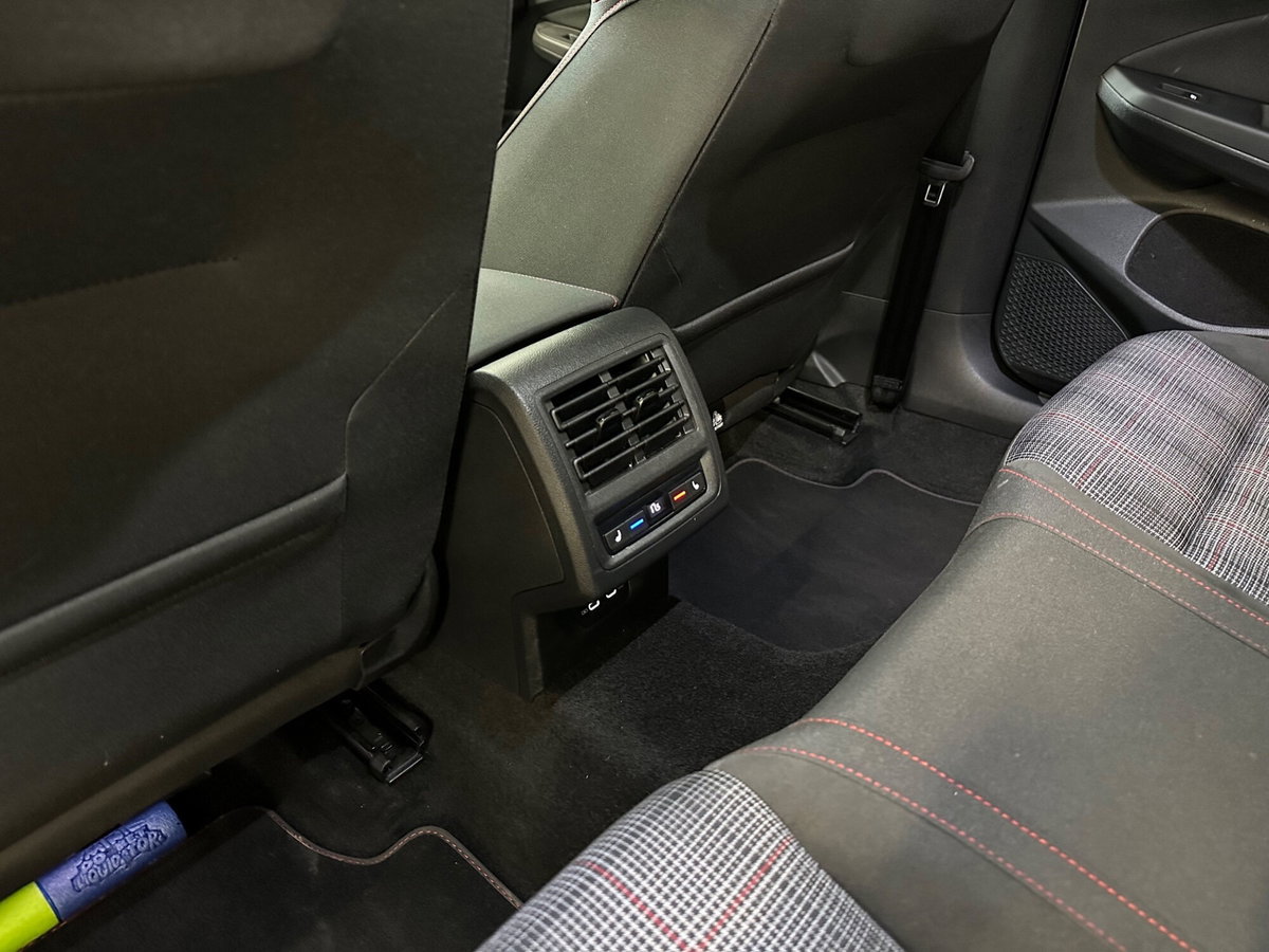 Volkswagen Golf 2.0 TSI GTI DSG (8)