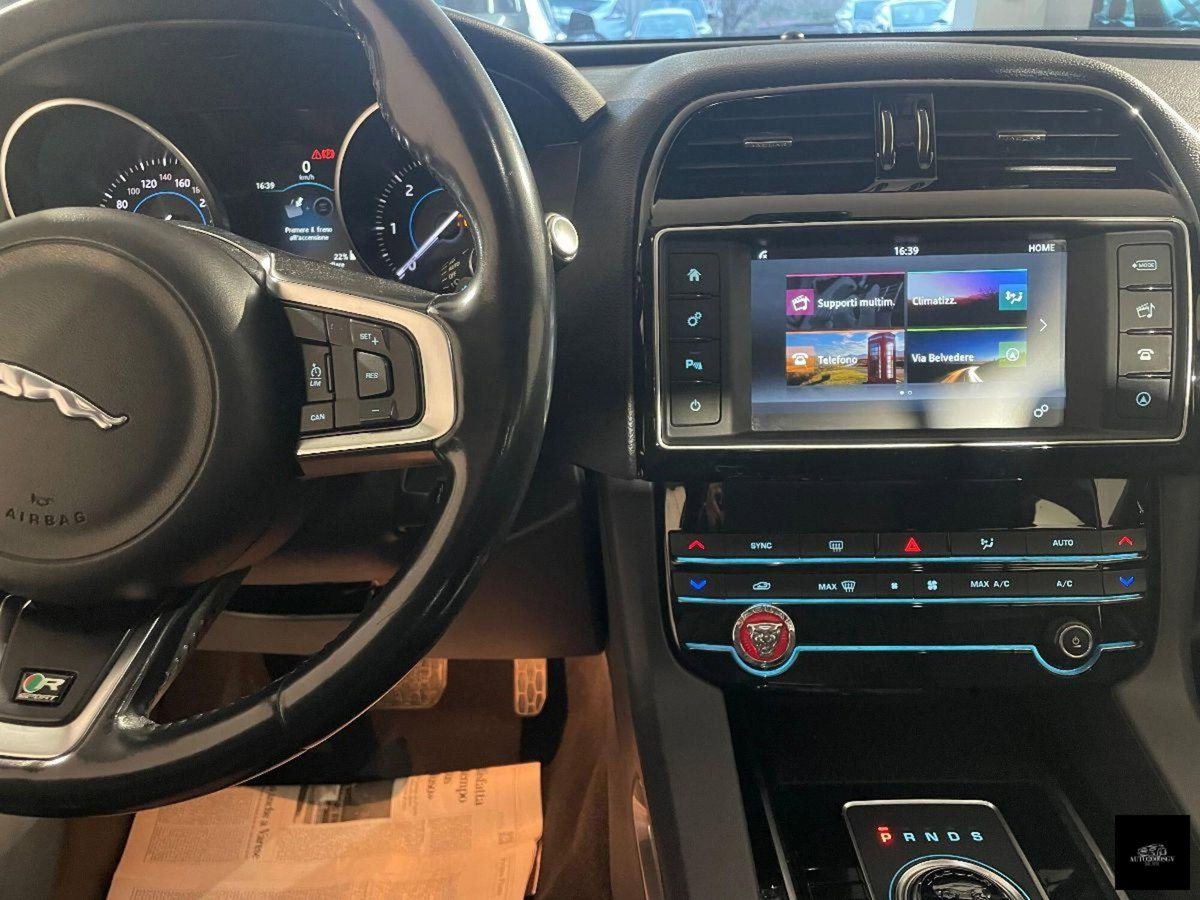 Jaguar F-Pace 2.0 D 180 CV aut. R-Sport (10)