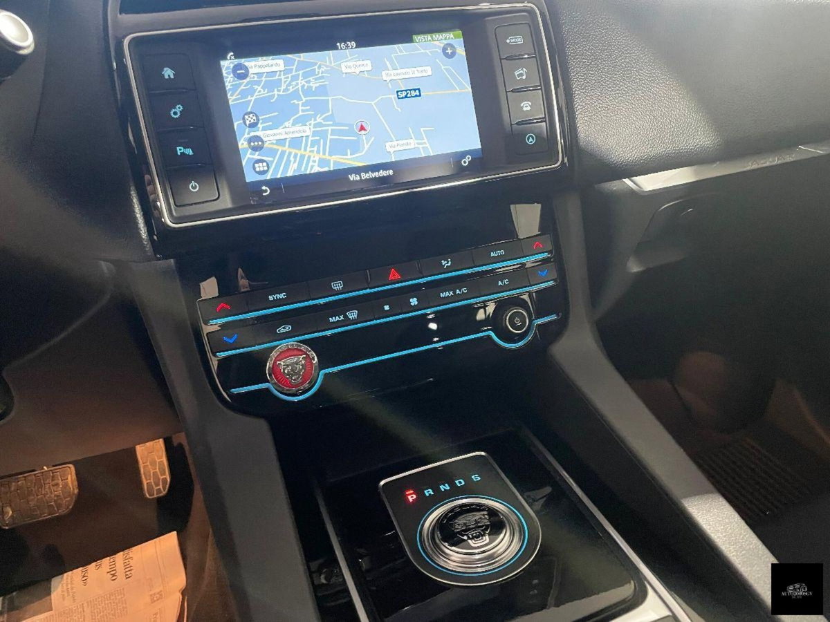 Jaguar F-Pace 2.0 D 180 CV aut. R-Sport (12)
