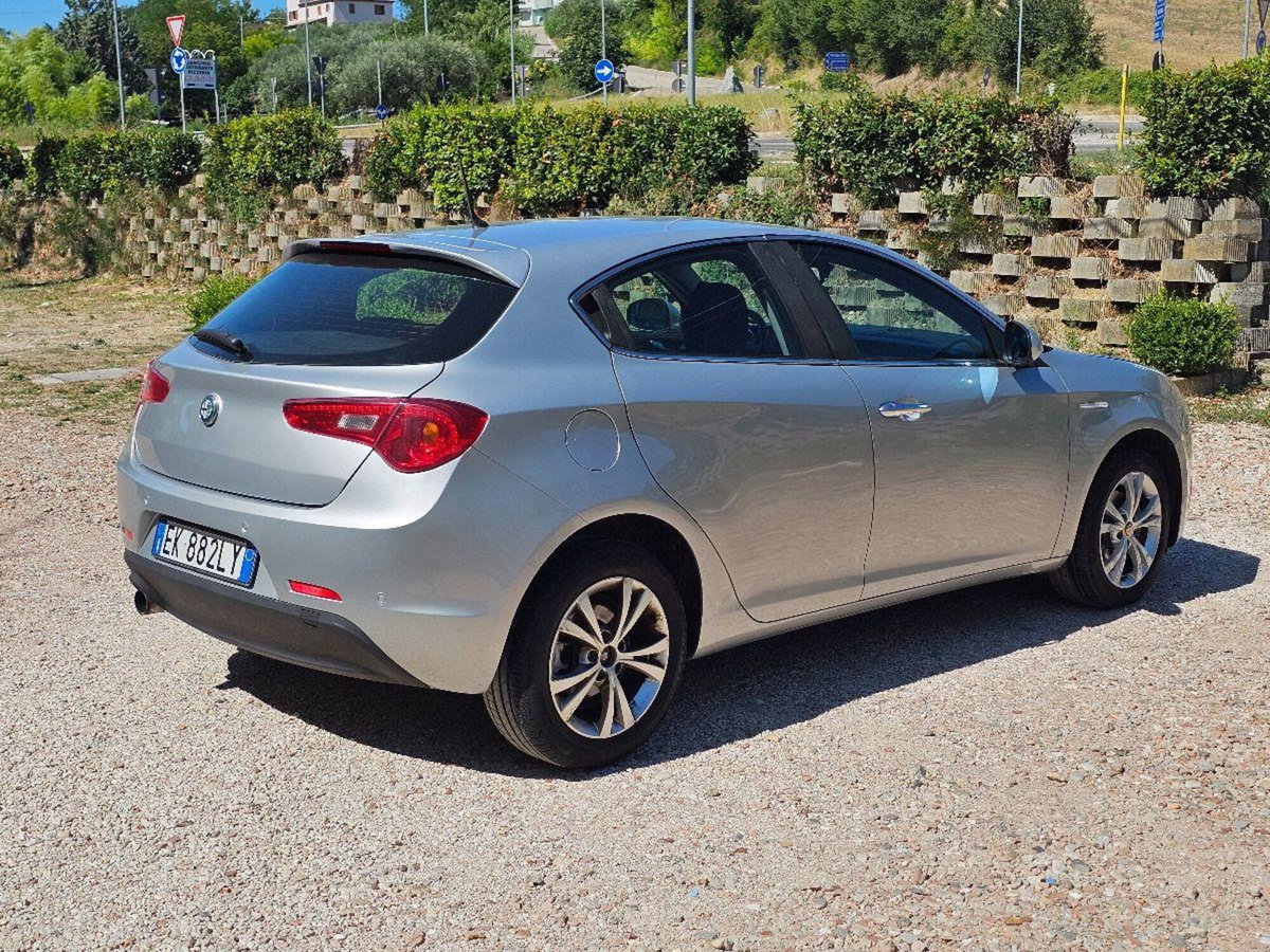 Alfa Romeo Giulietta 1.4 Turbo Distinctive 120cv (9)