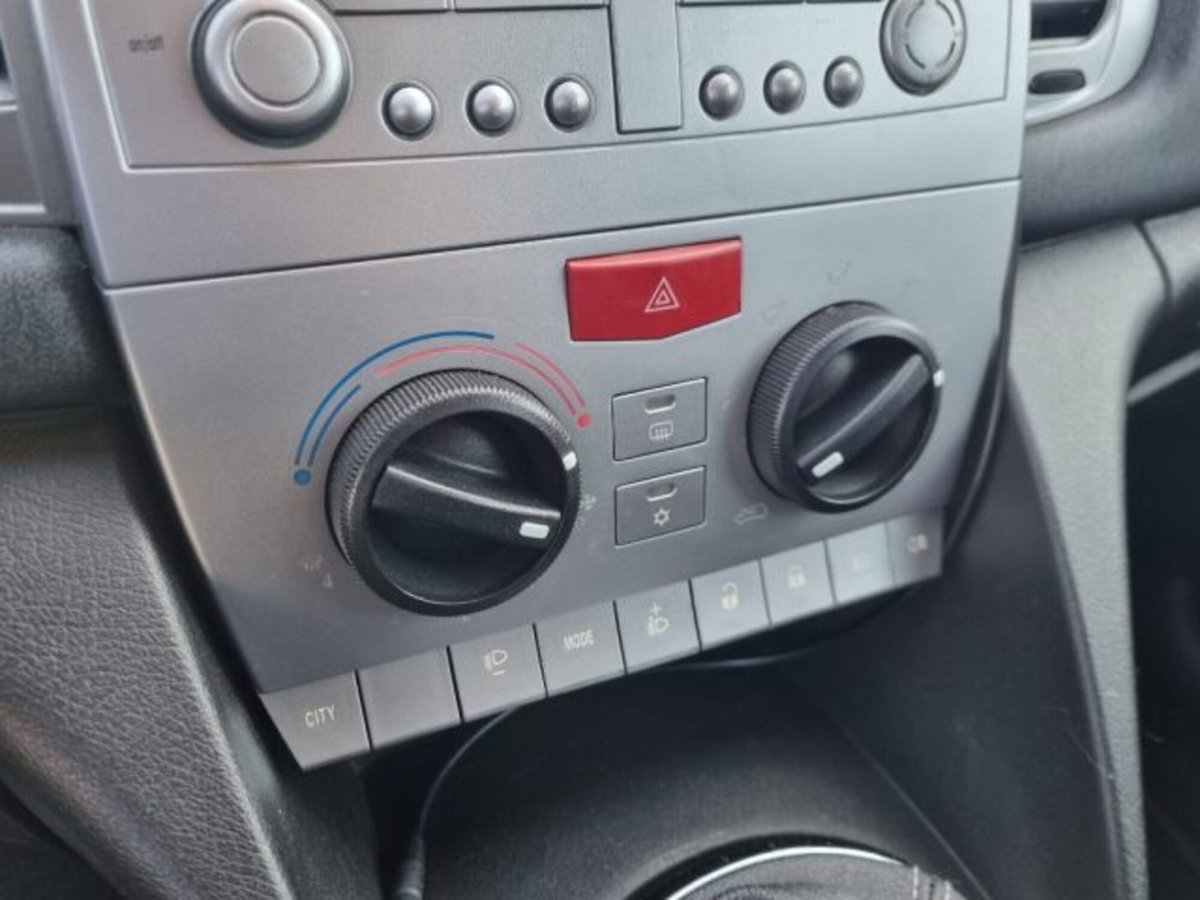 Lancia Ypsilon 1.3 MJT 75 CV Unyca (10)